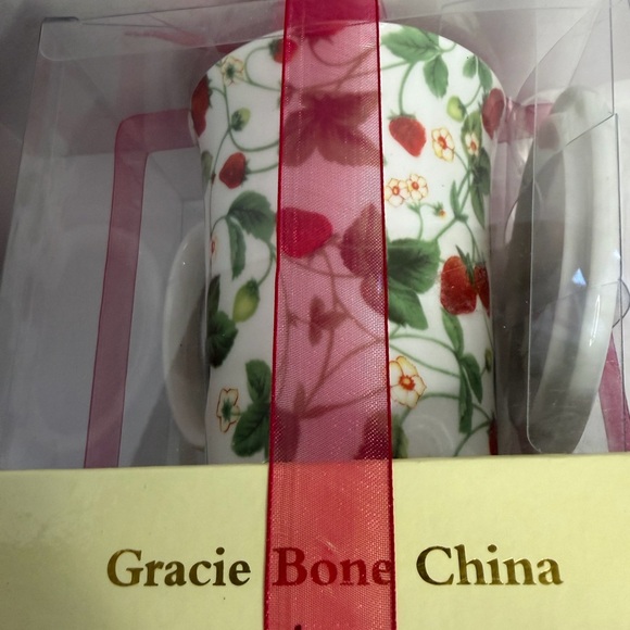 Gracie Bone China Porcelaim 12 Oz.
Mug 4.5" Cup w/ Lid Gift Set
Strawberries - Picture 4 of 4